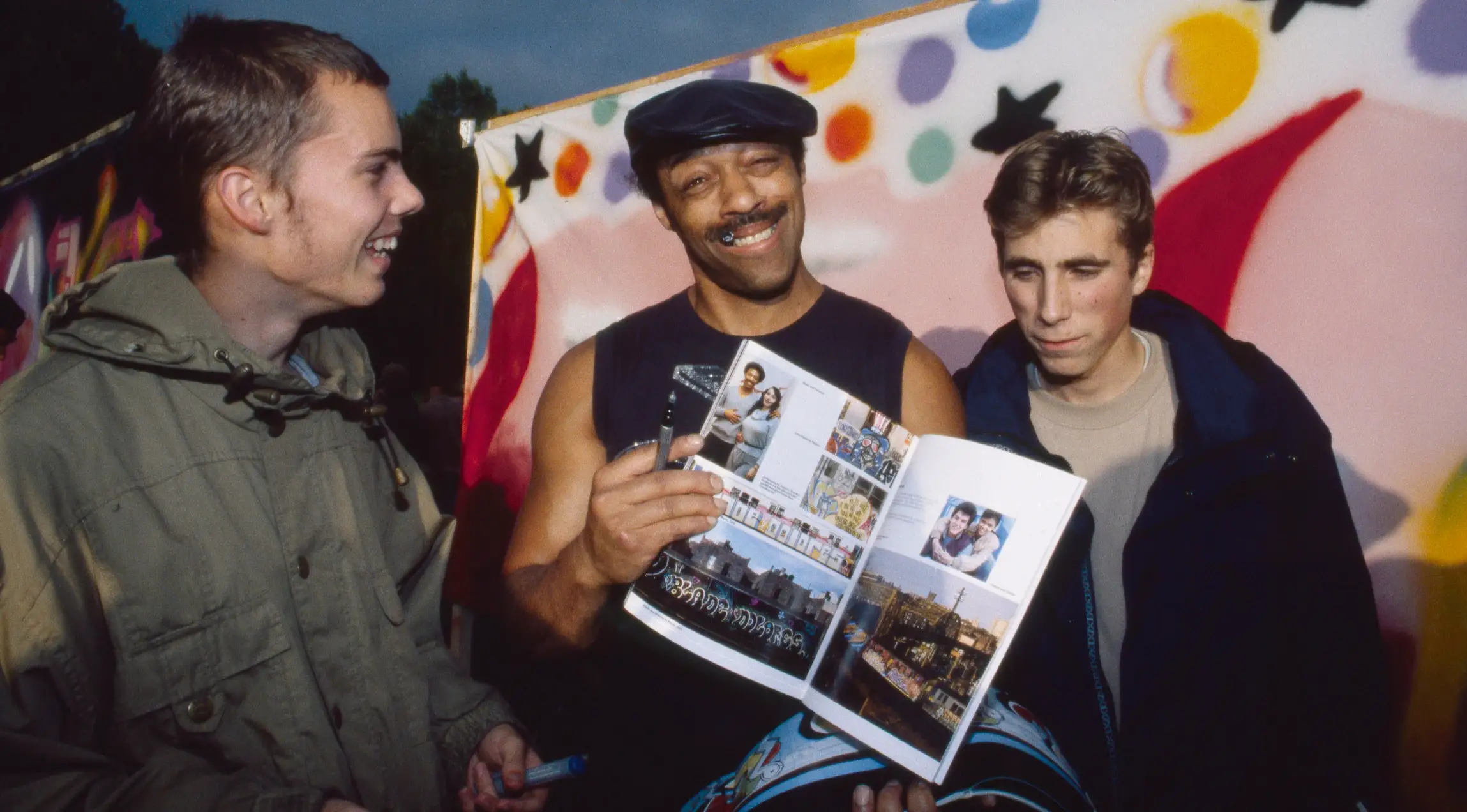 Blade sharing a magazine with fans, Stocktown 98