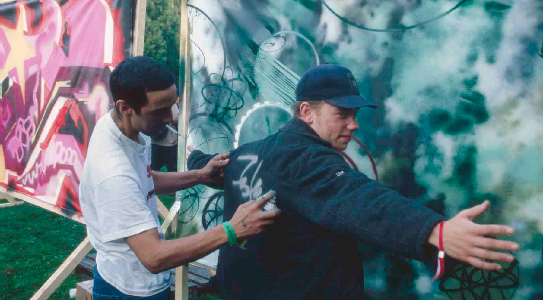 Futura spray-painting a live mural, Stocktown 98